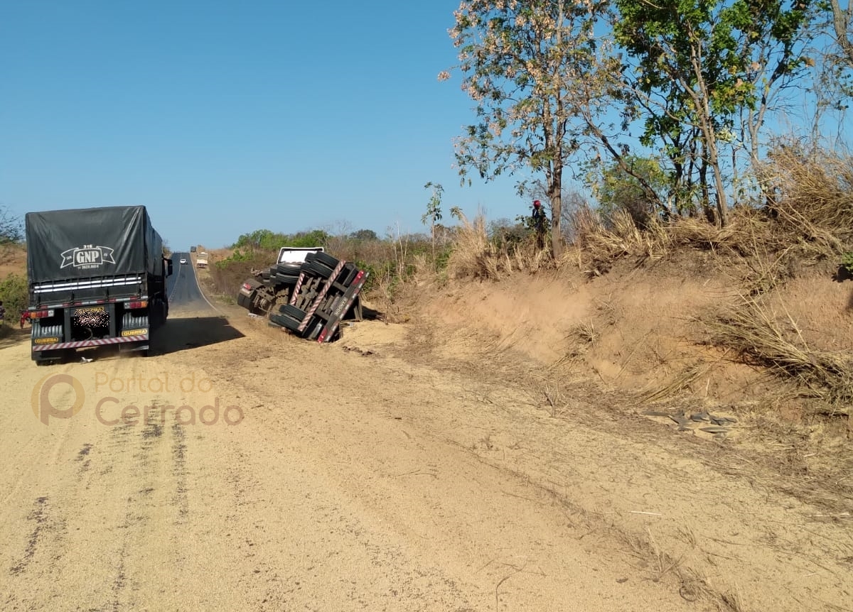 Carreta Soja Tomba Na Estrada Da Coaceral Em Formosa Do Rio Preto