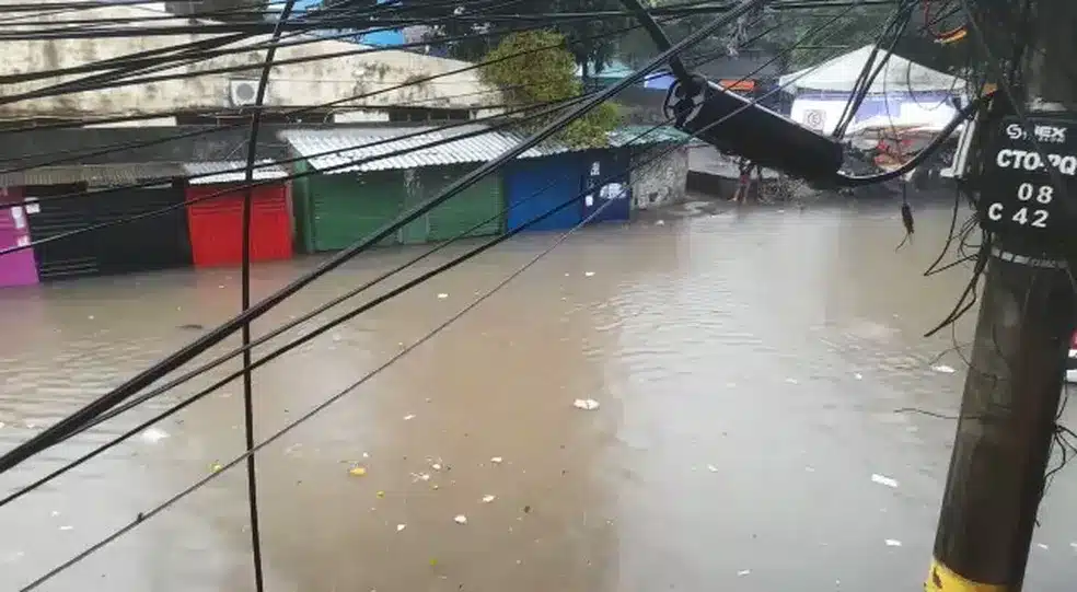 Chuva Provoca Alagamentos E Deslizamento De Terra Em Salvador