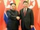 O líder norte-coreano, Kim Jong-Un, cumprimenta o presidente da China, Xi Jinping, em Pequim, durante o primeiro encontro. 28/03/2018 (KCNA/Reuters)