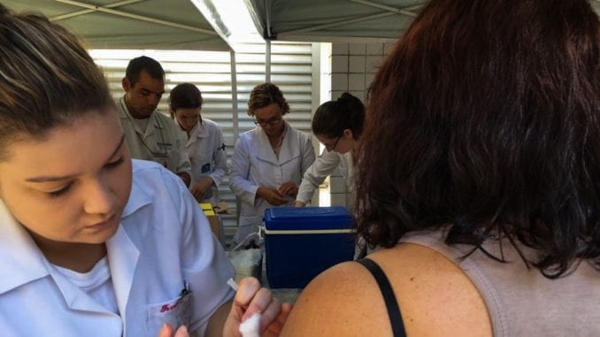 Rio de Janeiro aplica vacina contra febre amarela
