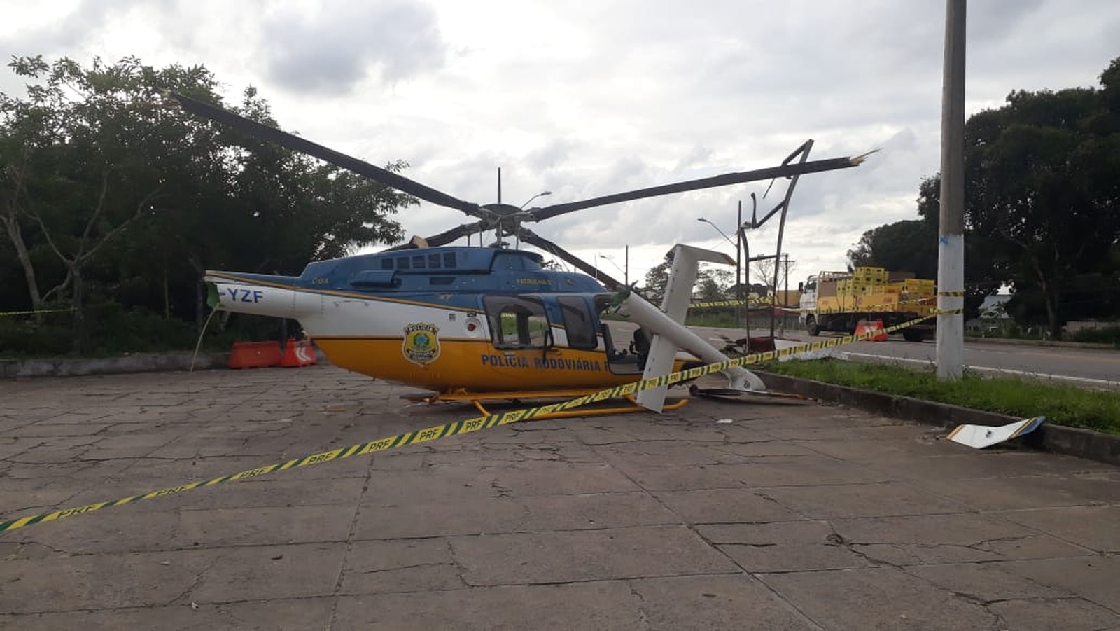 Helicóptero da PRF cai no sul da Bahia e piloto fica ...