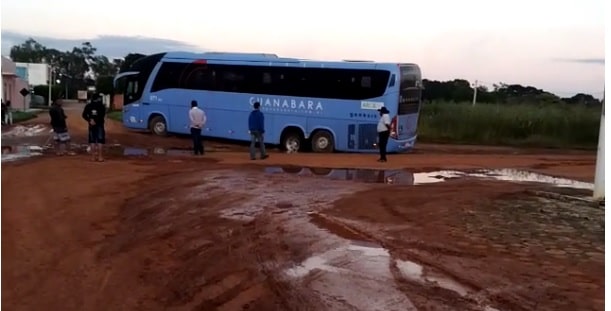 Passageiros passam a noite em ônibus atolados no Norte Araguaia 