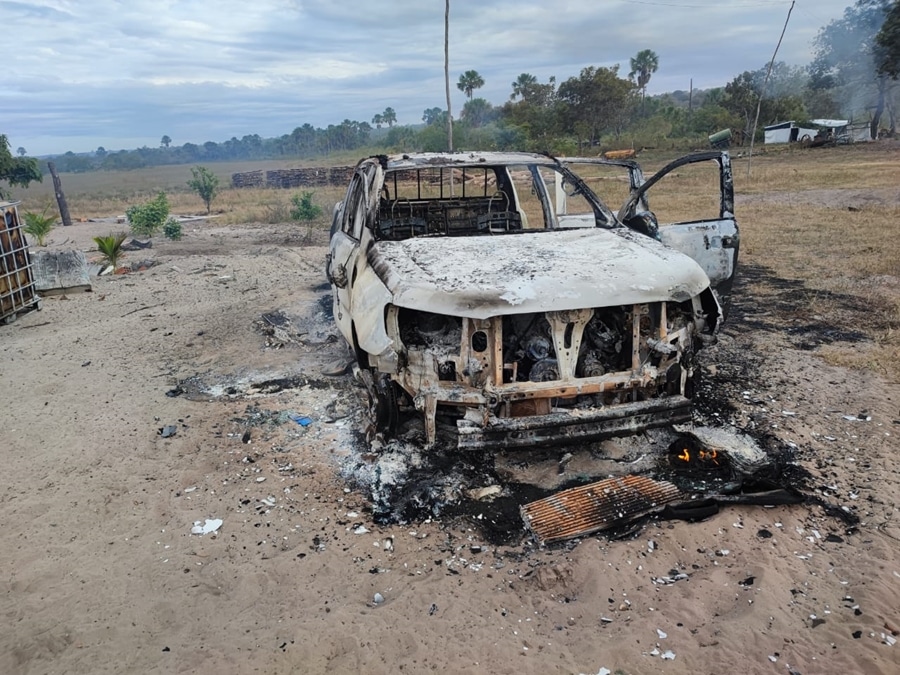 Grupo invade fazenda e toca fogo em carro, tratores e casa em Formosa do  Rio Preto