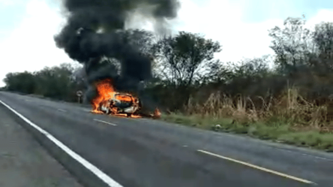 Carro pega fogo na BR-135 em Formosa do Rio Preto