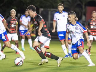 alt=Jogadores do Bahia e Vitória se enfrentam pelo Campeonato Baiano de Futebol, em jogo do Baianão em 2022.