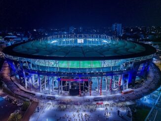 Vista aérea do Estádio da Fonte Nova, iluminado.