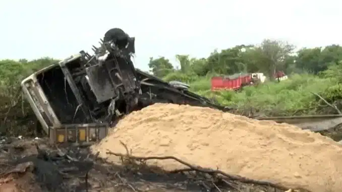 Corpo carbonizado, acidente, BR-135, Riachão das Neves, Bahia