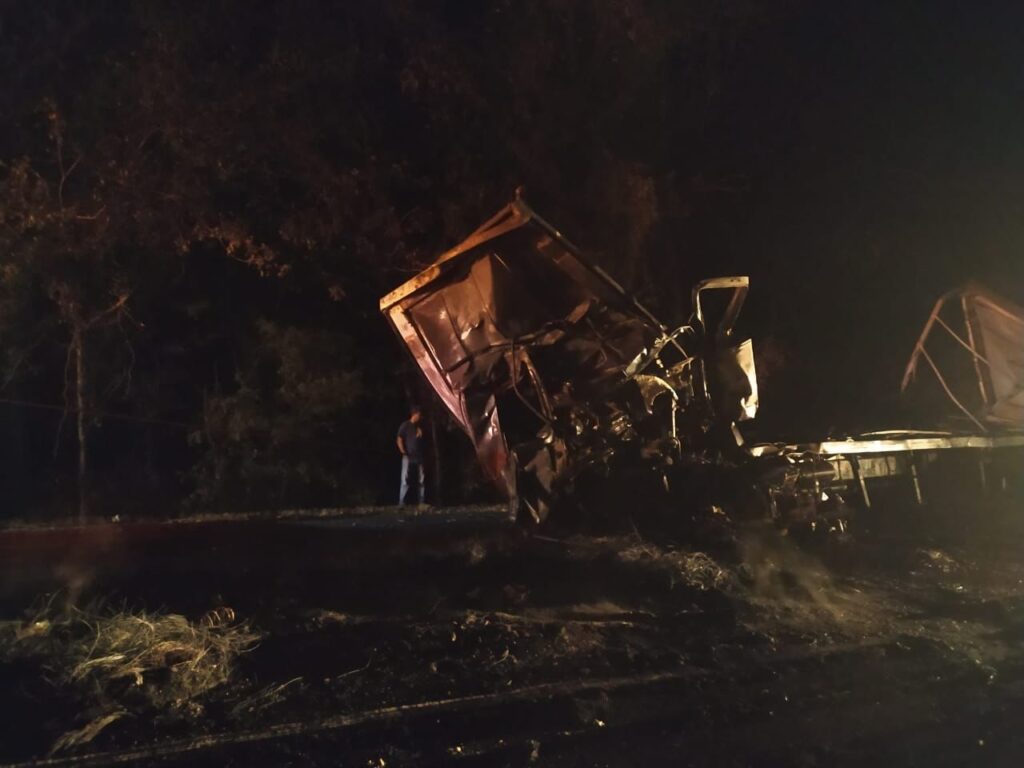 BR-242, Serra da Piragiba, Javi, Muquém do São Francisco, Bahia, Acidente, Incêndio, Fogo, Corpo de Bombeiros, Acidente com vítimas