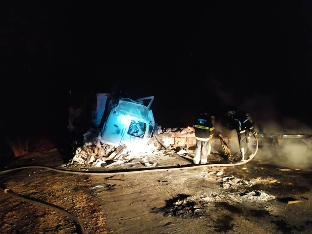 BR-242, Serra da Piragiba, Javi, Muquém do São Francisco, Bahia, Acidente, Incêndio, Fogo, Corpo de Bombeiros, Acidente com vítimas