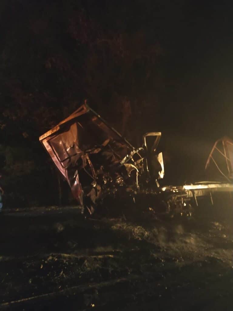 BR-242, Serra da Piragiba, Javi, Muquém do São Francisco, Bahia, Acidente, Incêndio, Fogo, Corpo de Bombeiros, Acidente com vítimas