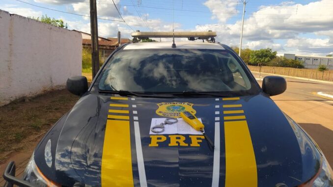 Polícia Rodoviária Federal, PRF, mulher presa em Corrente, Piauí, BR-135