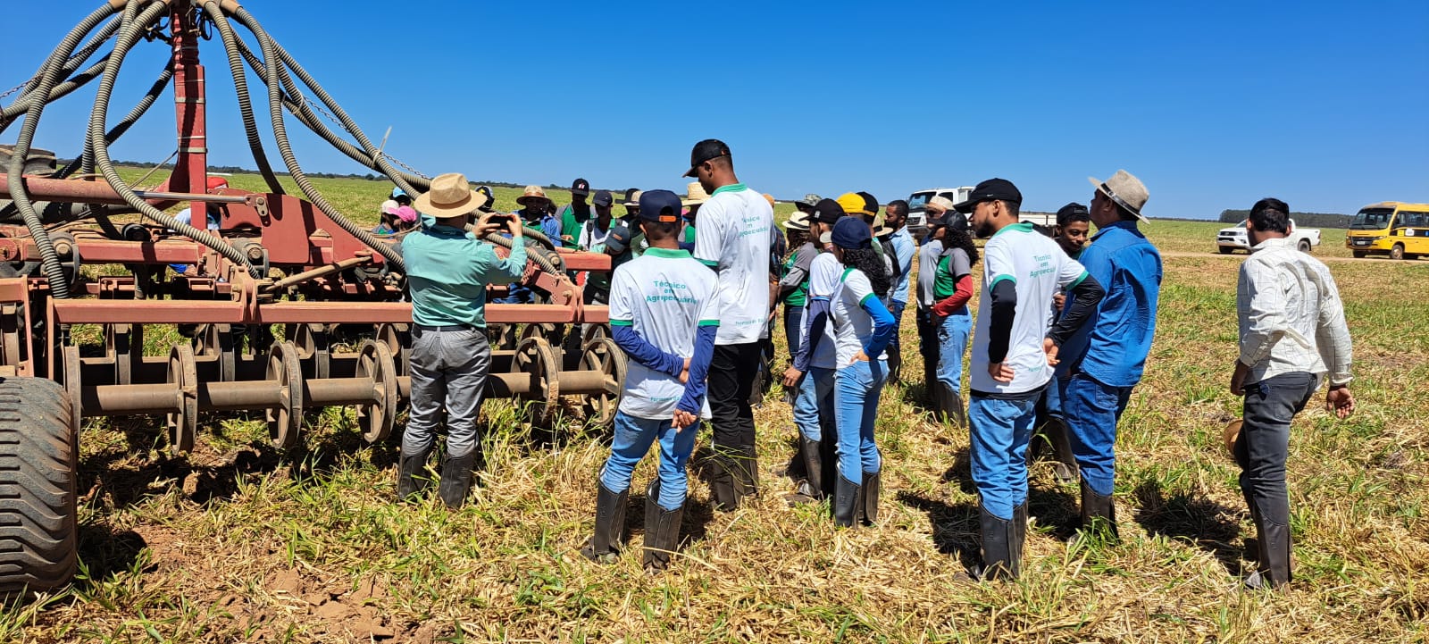 Estudantes do curso Técnico em Agropecuária tem dia de campo na fazenda Parceiro em Formosa do Rio Preto, na Bahia - Foto: Divulgação
