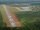 Vista aérea do Aeroporto de Barreiras com pista longa cercada por vegetação, que terá debate na Câmara visando sua expansão