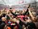 ogador do Bayer Leverkusen é erguido e celebrado por uma multidão de torcedores extasiados dentro do estádio