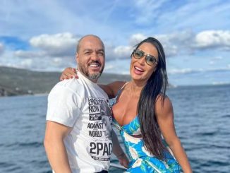 Belo e Gracyanne sorrindo para a foto com um oceano ao fundo, refletindo os momentos felizes de um relacionamento de 15 anos