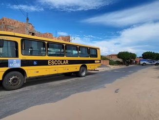 Foto mostra ônibus escolar responsável por atropelamento de criança de seis anos em Barra, no Oeste da Bahia