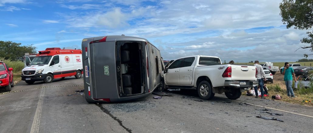 Imagem mostra um acidente na BR-242 entre Barreiras e Luís Eduardo Magalhães, na Bahia, com micro-ônibus tombado após colisão com caminhonete e uma ambulância do Samu para socorro das vítimas