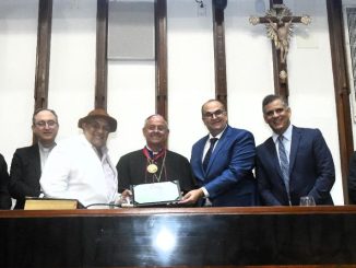 Foto do Ex-padre de Formosa do Rio Preto e atual Bispo da Diocese de Jequié, Dom Paulo Romeu Dantas Bastos, recebe Comenda 2 de Julho, na Assembleia Legislativa da Bahia