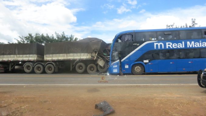 Imagem de um acidente envolvendo um caminhão e um ônibus azul da empresa Real Maia na BR-135, em Formosa do Rio Preto, Bahia.