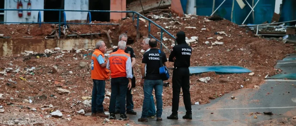 Foto mostra técnicos da Defesa Civil em área de deslizamento de terra após chuvas em Salvador, na Bahia