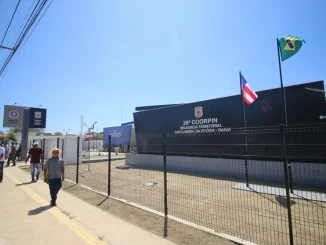 Imagem mostra a fachada da Delegacia de Polícia Civil de Santa Maria da Vitória, na Bahia, para onde homem suspeito de estupro de vulnerável foi levado e preso