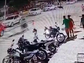 Imagem mostra momento de criança de três anos, atropelada por motociclista menor de idade em Santa Rita de Cássia, no Oeste da Bahia