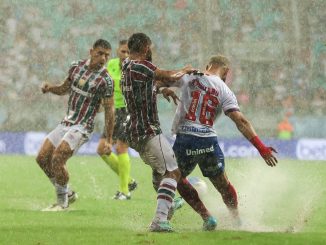 Jogadores de futebol disputam a bola em campo alagado pela chuva durante partida entre Bahia e Fluminense na Fonte Nova, em Salvador em jogo do Campeonato Brasileiro de Futebol