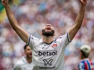 Jogador Wagner Leonardo comemora gol do Esporte Clube Vitória sobre o arquirrival Bahia Esporte Clube em jogo válido pelo Campeonato Baiano de Futebol