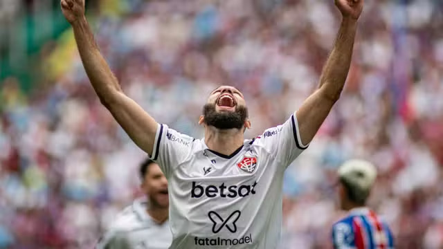 Jogador Wagner Leonardo comemora gol do Esporte Clube Vitória sobre o arquirrival Bahia Esporte Clube em jogo válido pelo Campeonato Baiano de Futebol