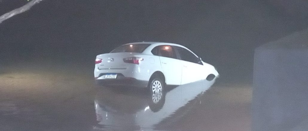Carro de passeio cai em trecho do Rio Preto, em Formosa do Rio Preto, na Bahia