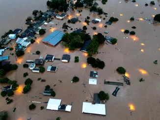 Imagem área com casas inundadas durante temporais no Rio Grande do Sul