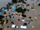Imagem área com casas inundadas durante temporais no Rio Grande do Sul