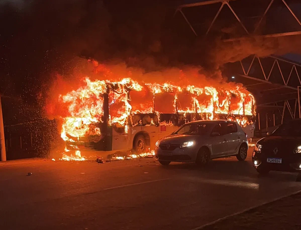 Ônibus são incendiados na capital baiana nesta sexta