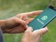 Foto mostra as mãos de uma pessoa manipulando o WhatsApp que vai deixar de funcionar em 35 aparelhos de smartphone de diversas marcas