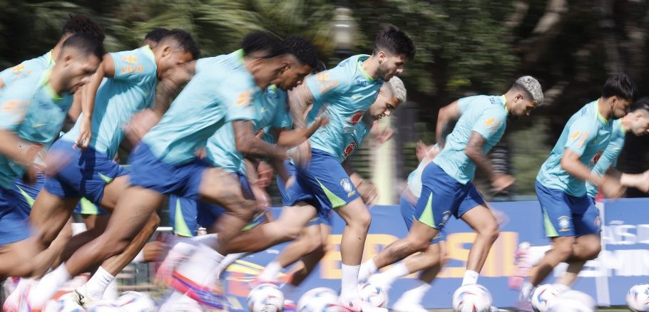 Seleção Brasileira entra em campo em jogo preparativo para a Copa América. Jogo do Brasil e México ocorre as 22h deste sábado (8)
