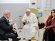Presidente Lula e Papa Francisco se cumprimentam na cúpula do G7, discutindo temas globais como fome e desigualdades sociais, com a primeira-dama Janja ao lado.