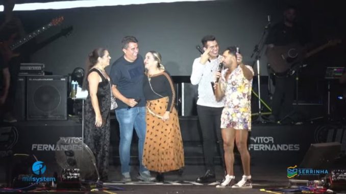 Tirullipa agita a web, com prefeito de Serrinha, na Bahia, que sobre ao palco de show de Vitor Fernandes com primeira e segunda dama; entenda