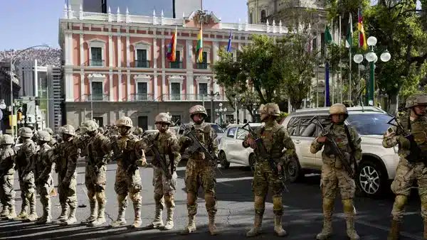 Militares com blindados invadem o Palacio Presidencial durante tentativa de golpe ao Governo do Presidente Luis Arce, na Bolívia