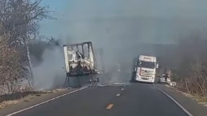 Carreta carregada com óleo de cozinha, pegou fogo nesta sexta-feira (19) na Serra da Piragiba, na BR-242 em Muquém do São Francisco, Bahia