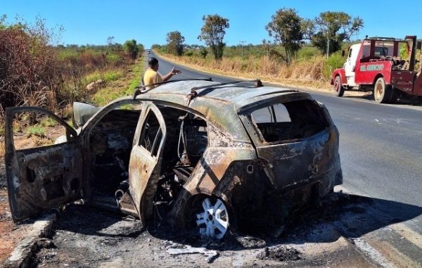 Carro de passeio fica destruído após bater em ônibus e pegar fogo na BR-242. Acidente ocorreu em um trecho de Cristópolis, no Oeste da Bahia