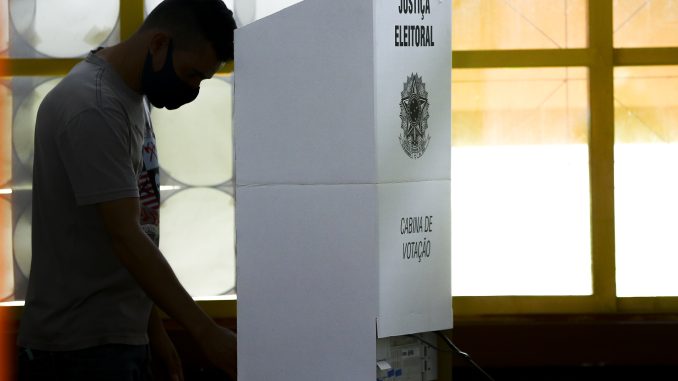 entenda quais são as permissões e proibições na hora de votar