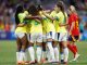 Jogadoras da seleção feminina de futebol do Brasil se abraçam em comemoração durante a partida contra a Espanha nas Olimpíadas de Paris 2024.