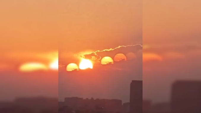 Imagem de um pôr do sol em Chengdu, China, onde a refração e reflexão da luz em camadas de vidro criam a ilusão de sete sóis no céu.