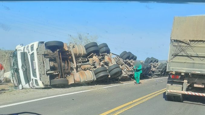 Carreta tomba Br-135, Acidente, Formosa do Rio Preto, Bahia, Algodão, Matopiba