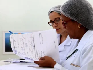 inscrições para saúde na Bahia, Reda, Secretária da Saúde da Bahia, Sesab, Profissionais de saúde revisando documentos em ambiente hospitalar, processo seletivo