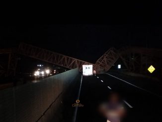 Caçamba derruba passarela e interdita BR-324 entre Salvador e Feira, Acidente, BR-324, Salvador, Feira de Santana, Candeias, Bahia