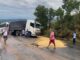 Acidente com três carretas interdita a BR-135 em Riachão das Neves, na Bahia. O trânsito para veículos pesados ​​está bloqueado.