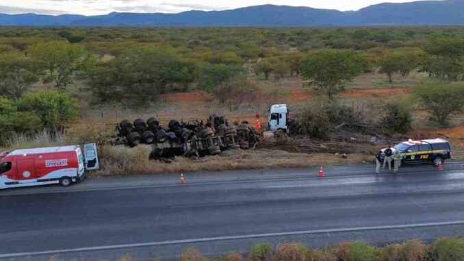 Acidente com carretas BR-242, Oliveira dos Brejinhos, Bahia