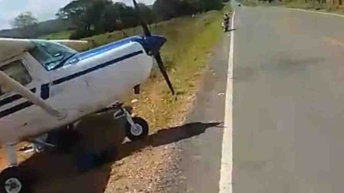 aeronave-pouso-forçado Avião de pequeno porte fez pouso de emergência em estrada de Riachão das Neves, no Oeste da Bahia. Tripulantes saíram ilesos