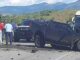 Carga de droga fica espalhada após colisão entre caminhonete e ônibus em Itambé. Acidente ocorreu em um trecho da BA-263